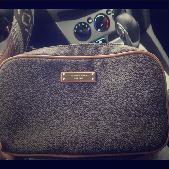 Michael Kors Handbags - Michael Kors crossbody purse